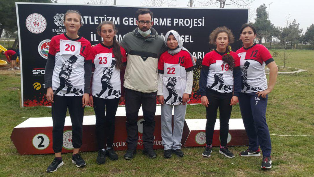 Atatürk Ortaokulu'ndan Öğrencilerinden Atletizm Dalında Bölgesel Başarı