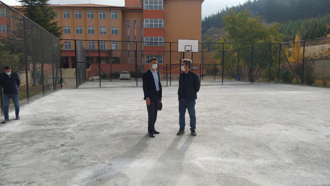 İlçemiz İMKB Anadolu Lisesi'ne ait basketbol sahası zemin betonu yenilendi.