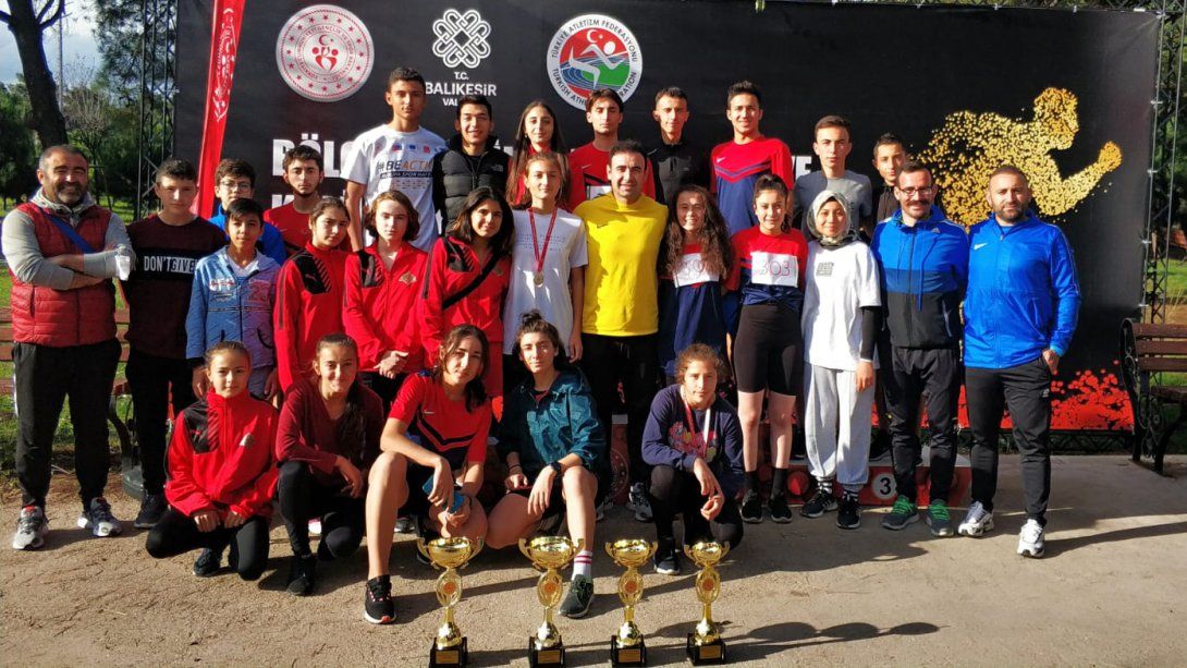 Atatürk Ortaokulu Atletizmde başarıya doymuyor.