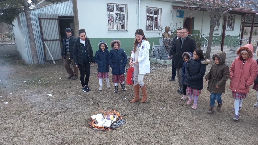 İlkokul öğrencileriyle yangın söndürme tatbikatı yapıldı.